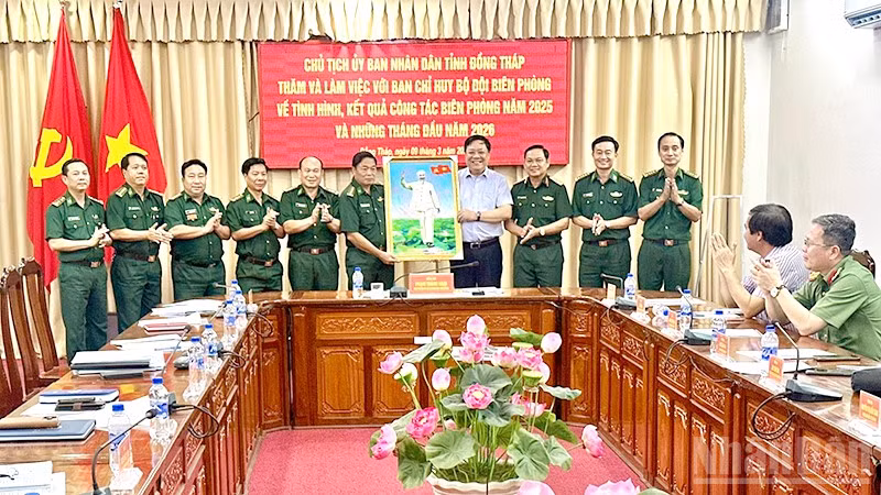 Đồng chí Phạm Thành Ngại trao tặng quà, động viên cán bộ, chiến sĩ Bộ đội Biên phòng tỉnh Đồng Tháp.