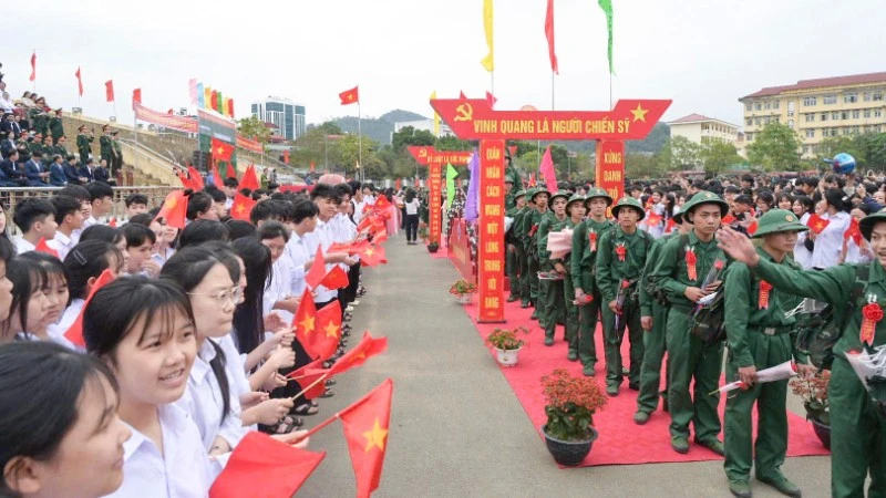 Các tân binh Lào Cai phấn khởi lên đường nhập ngũ.
