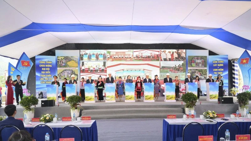 Phó Thủ tướng Chính phủ Phạm Thị Thanh Trà cùng các đại biểu nhấn nút khởi công xây dựng 4 trường nội trú liên cấp trên địa bàn tỉnh Lào Cai.