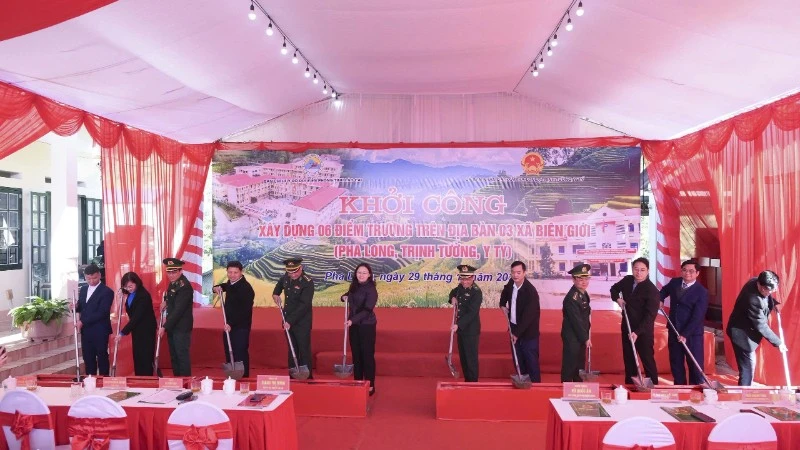 Các đại biểu thực hiện nghi thức khởi công xây dựng các điểm trường cho học sinh biên giới.