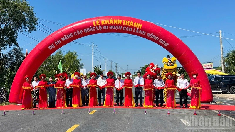 Nghi thức cắt băng khánh thành Dự án Nâng cấp Quốc lộ 30 đoạn Cao Lãnh-Hồng Ngự (giai đoạn 3).