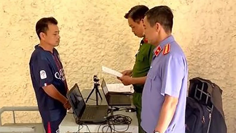 Cơ quan Cảnh sát điều tra và Viện Kiểm sát thi hành quyết định khởi tố bị can và lệnh tạm giam đối với Nguyễn Tấn Mảnh. (Ảnh: Công an Đồng Tháp)