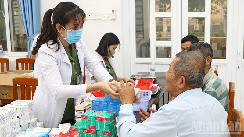 Công an Đồng Tháp phát thuốc miễn phí đến người dân xã Thường Phước.