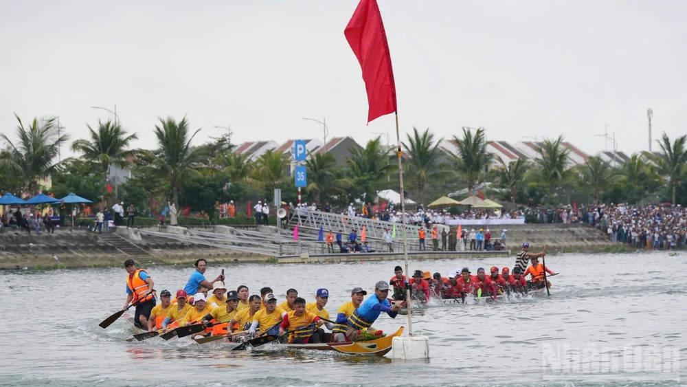 Sông Thu Bồn sôi động với giải đua thuyền đầu năm.