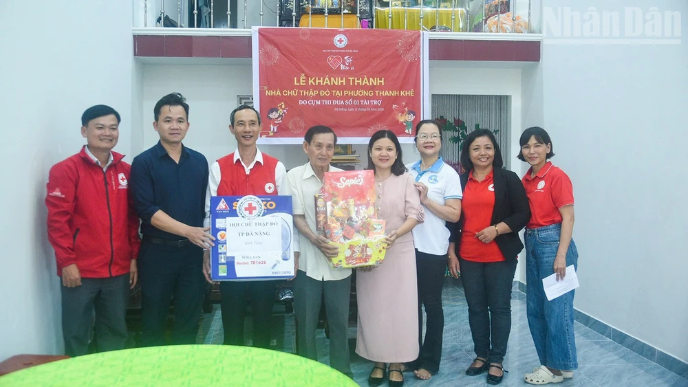 Khánh thành nhà Chữ thập đỏ cho gia đình ông Đỗ Tất Thiện.