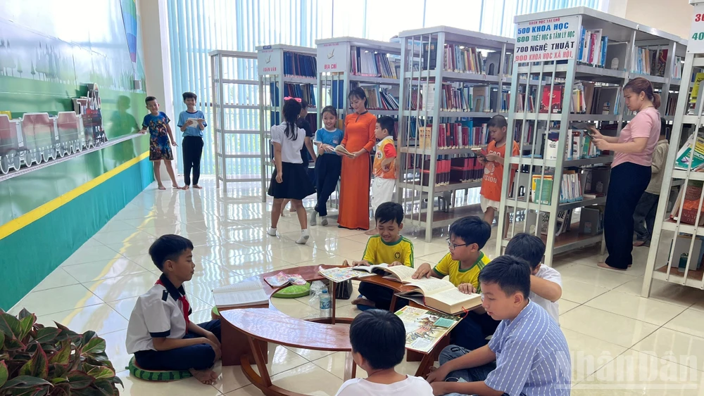 Bạn đọc tại Thư viện tỉnh Đồng Tháp.