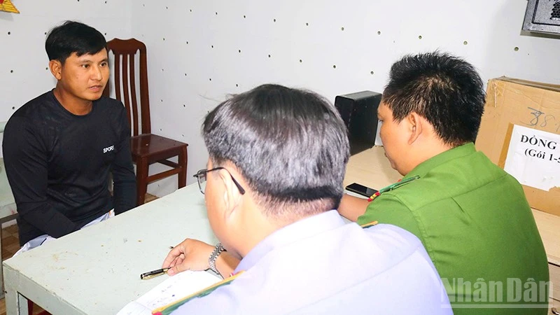 Trần Thanh Nhàn tại cơ quan công an.