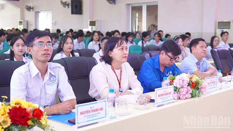 Cán bộ, giảng viên, sinh viên tại buổi họp mặt. 