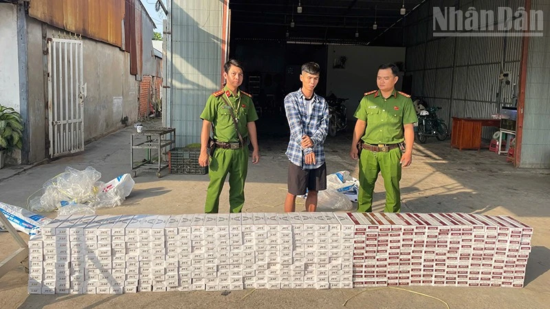 Lực lượng công an Đồng Tháp bắt quả tang Trần Quốc Khải vận chuyển thuốc lá điếu ngoại nhập lậu.