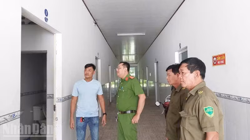 Kiểm tra, nhắc nhở việc chấp hành pháp luật ở các nhà nghỉ trên địa bàn xã Tân Nhuận Đông.