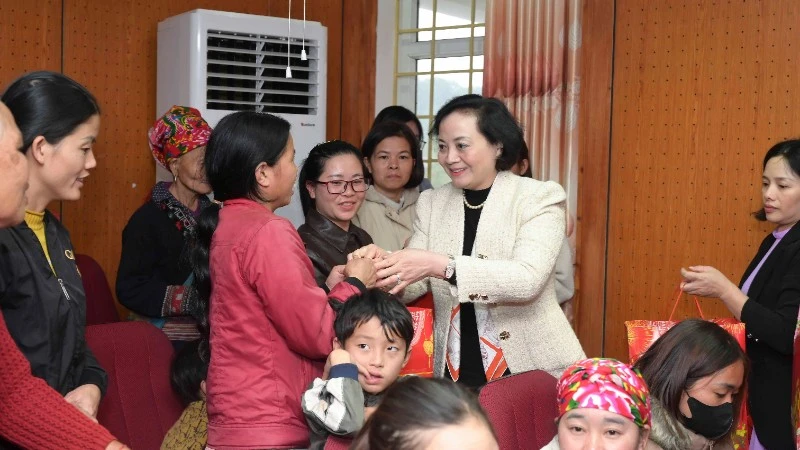Phó Thủ tướng Phạm Thị Thanh Trà tặng quà cho nhân dân biên giới tỉnh Lào Cai.