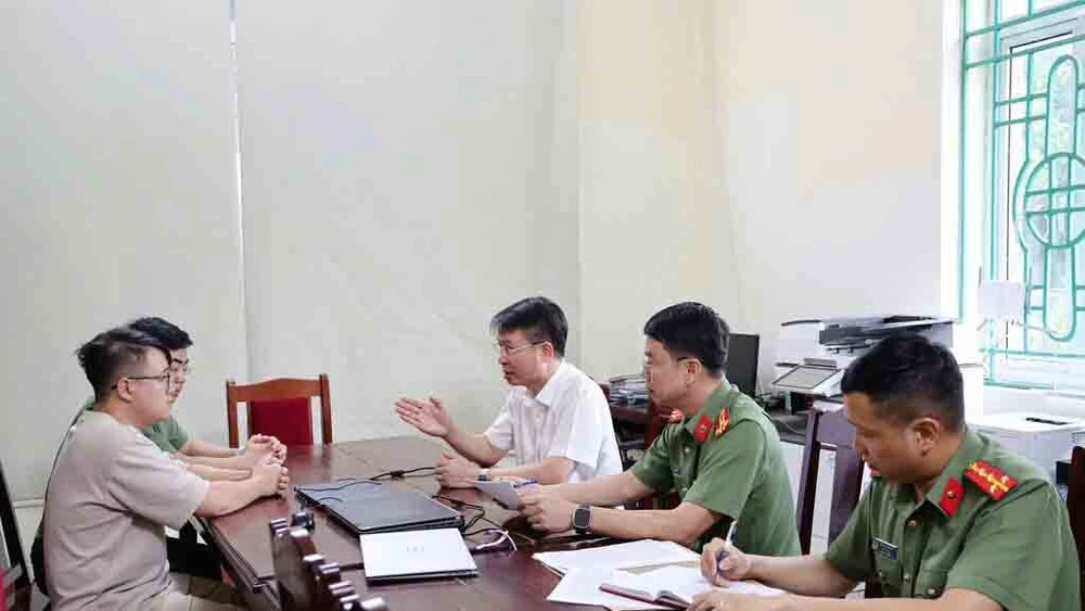 Công an tỉnh Phú Thọ lấy lời khai các đối tượng. Ảnh: Công an tỉnh Phú Thọ