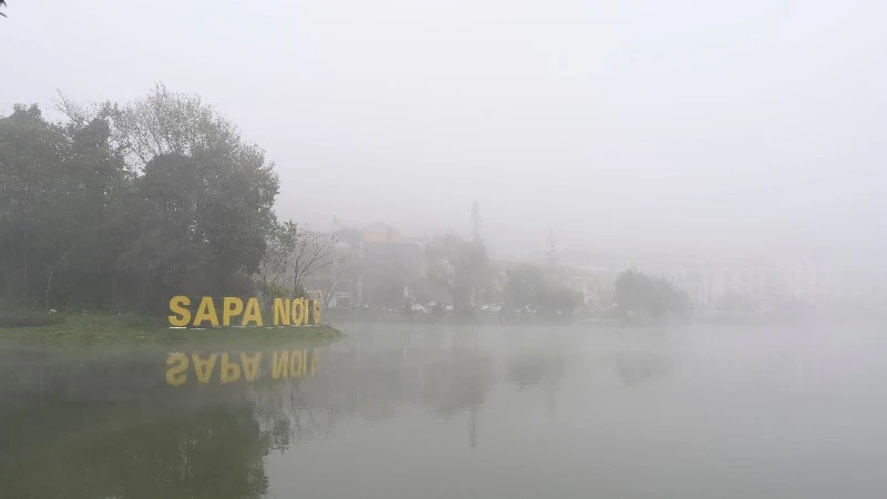 Sương mù dày đặc bao phủ Sa Pa trong đợt rét đậm.