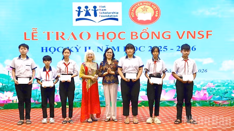 Trao học bổng tặng học sinh.