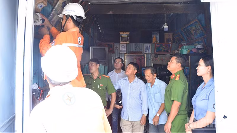 Các hộ dân được Điện lực Hồng Ngự hỗ trợ lắp đặt tại nhà hoàn toàn miễn phí. 