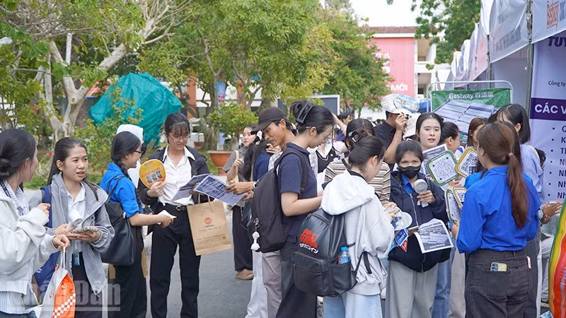 Sinh viên tìm hiểu thông tin về việc làm tại Ngày hội việc làm và kết nối nhà tuyển dụng.
