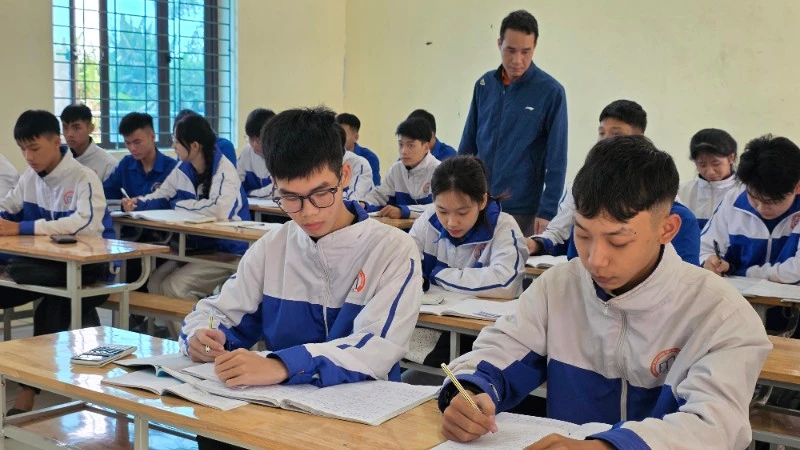 Thầy và trò tại Trường trung học phổ thông Đặng Thai Mai.