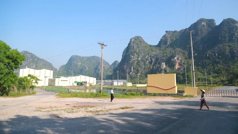 Cổng vào Khu xử lý rác thải Đông Nam.