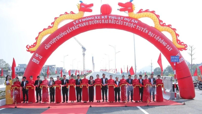 Thông xe kỹ thuật cầu vượt đường sắt bắc-nam tại Thanh Hóa.