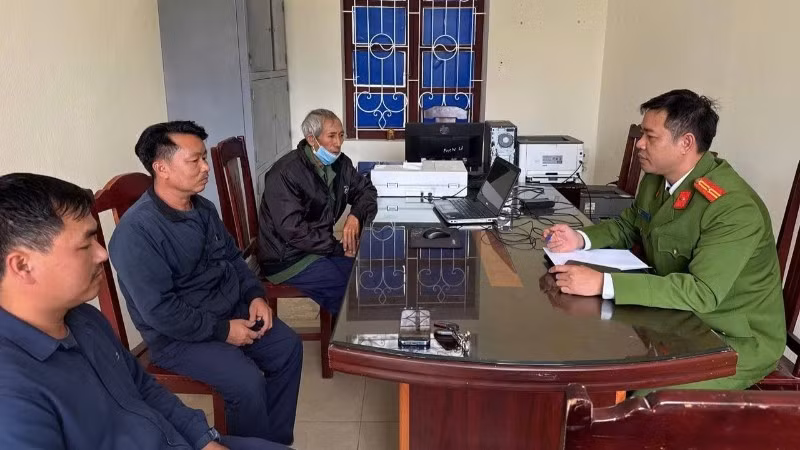 Ông Trần Văn N. (đeo khẩu trang) được Công an xã Thiệu Hóa giải thích thủ đoạn của các đối tượng lừa đảo. 