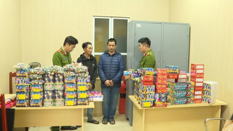 Lực lượng công an kiểm tra số pháo bị thu giữ trong vụ án.