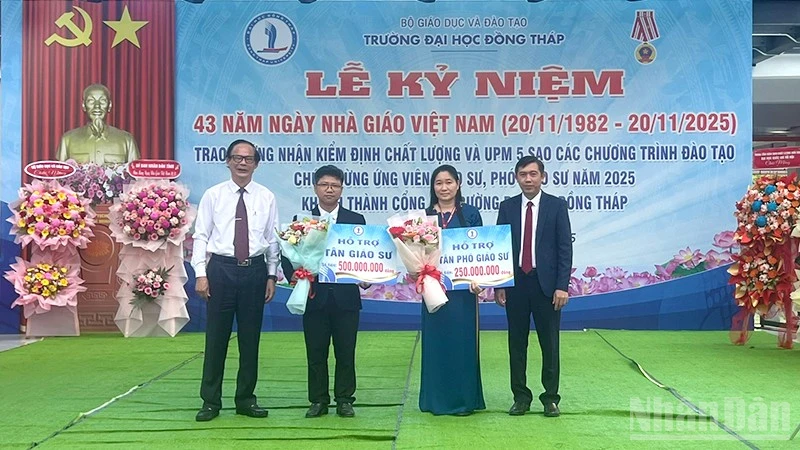 Trao biểu trưng hỗ trợ chức danh Giáo sư và Phó Giáo sư Trường đại học Đồng Tháp.