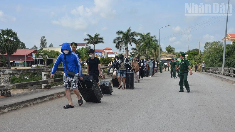57 công dân được bàn giao cho Đồn Biên phòng Cửa khẩu quốc tế Dinh Bà.