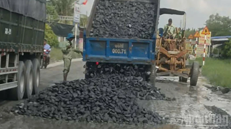 Một số đoạn của tuyến đường Tỉnh lộ 852B xuống cấp được khắc phục tạm thời.