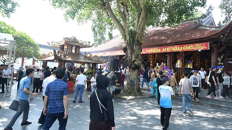 Đền Bảo Hà thu hút đông đảo người dân và du khách.