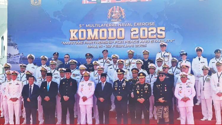 Đại diện Hải quân các nước tham gia diễn tập chụp ảnh lưu niệm.