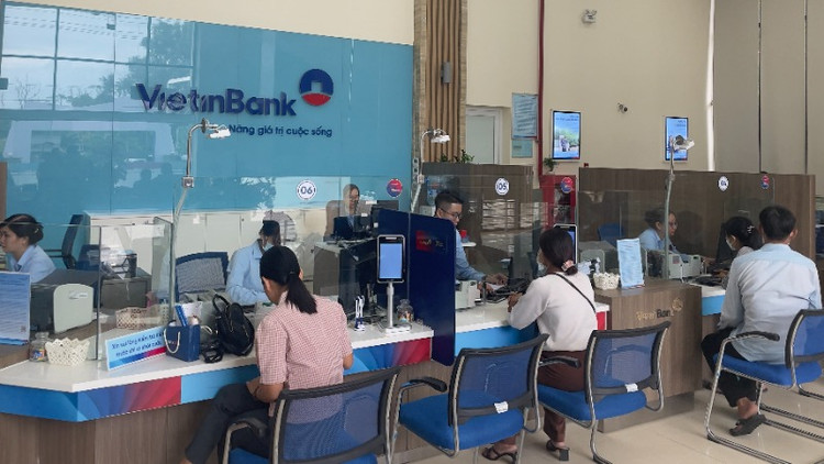 Giao dịch khách hàng tại chi nhánh Ngân hàng VietinBank.