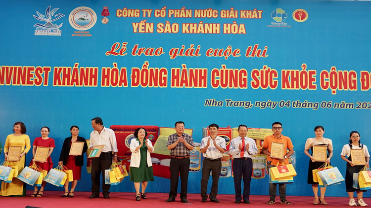 Sanvinest trao thưởng các tác giả đạt giải. (Ảnh: VÕ TOÀN)