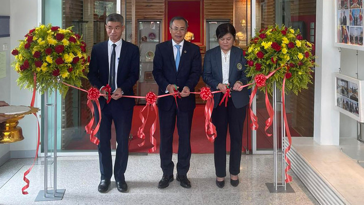 Cắt băng khánh thành Trung tâm Việt Nam học tại trường Đại học Hoàng gia Udon Thani.