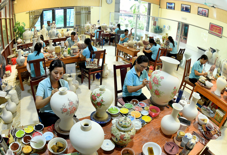 Vẽ họa tiết lên sản phẩm tại Công ty cổ phần Gốm Chu Đậu.