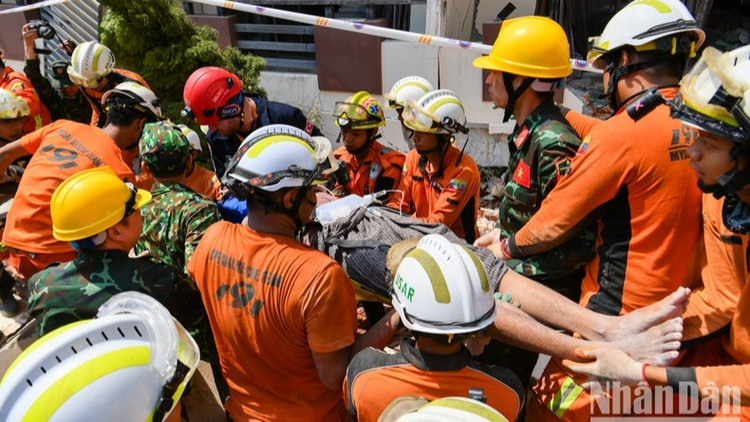 Hoạt động cứu hộ được tiến hành sau động đất tại Myanmar. (Ảnh: THÀNH ĐẠT)
