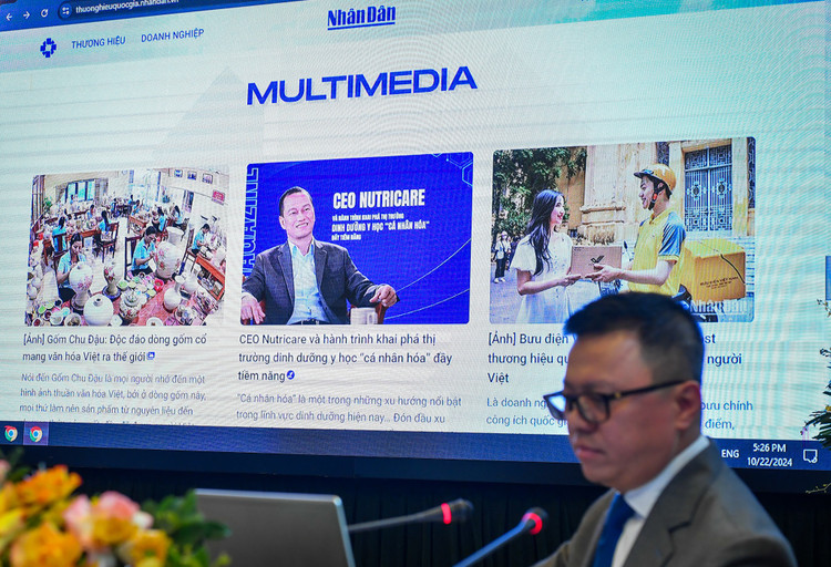 Đồng chí Lê Quốc Minh, Ủy viên Trung ương Đảng, Tổng Biên tập Báo Nhân Dân, Phó Trưởng ban Tuyên giáo Trung ương, Chủ tịch Hội Nhà báo Việt Nam giới thiệu về chuyên trang Thương hiệu quốc gia trên Báo Nhân Dân. (Ảnh: THÀNH ĐẠT)