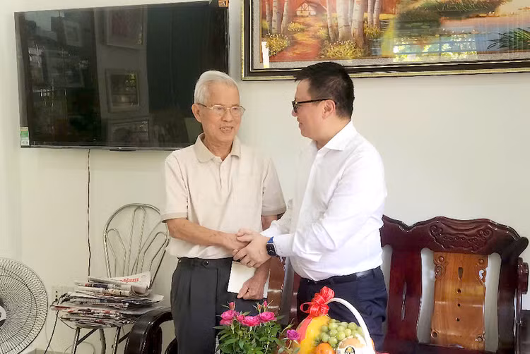 Đồng chí Lê Quốc Minh thăm và chúc sức khỏe nhà báo Hồ Duy Lệ - nguyên Tổng Biên tập Báo Quảng Nam.