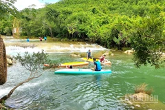 Quảng Bình (cũ) nay là Quảng Trị có rất nhiều dòng suối hoang sơ, trong vắt và mát lành, đang là điểm đến hấp dẫn cho du khách trong hè này.