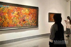 Công chúng thưởng thức các tác phẩm tại triển lãm "Mộng nhiệt đới".