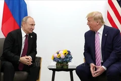 Tổng thống Nga Vladimir Putin (trái) và người đồng cấp Mỹ Donald Trump. (Ảnh tư liệu: Kyodo/TTXVN)
