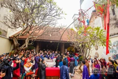 Du khách thích thú khi được chứng kiến nghi thức dựng nêu ngày Tết tại đình Kim Ngân vào dịp Tết 2025. (Ảnh: THẾ ĐẠI)