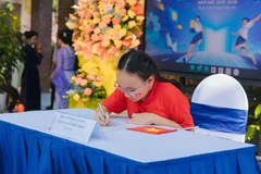 Học sinh ký cam kết "Công dân số trách nhiệm và tử tế" trong Lễ khai giảng năm học 2025-2026. Nhà trường mong muốn, qua cam kết này, gửi gắm thông điệp tới các học sinh: hãy biết ứng xử văn minh, tử tế và có trách nhiệm trên không gian mạng, cũng như trong trường học.