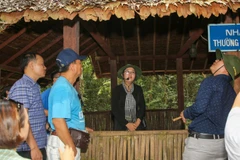 Khách du lịch tham quan Di tích lịch sử quốc gia đặc biệt Căn cứ Trung ương Cục miền nam. (Ảnh: TTXVN)