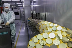 Một công nhân đang làm việc tại một nhà máy sản xuất chất bán dẫn ở tỉnh Giang Tô, Trung Quốc. (Ảnh: AFP)