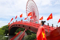 Sắc đỏ ngập tràn tại nhiều điểm đến.