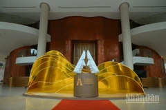 Khung cảnh bên ngoài sân khấu diễn ra gala trao giải Giải thưởng Hành động vì cộng đồng năm 2025 tại Nhà hát Hồ Gươm.