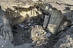 Một công trình ở Kabul, Afghanistan bị phá hủy sau khi trúng không kích của máy bay chiến đấu Pakistan, ngày 16/10/2025. (Ảnh: TTXVN)