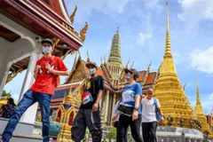 Du khách tham quan Cung điện Hoàng gia Thái Lan ở Bangkok. (Ảnh: TTXVN)