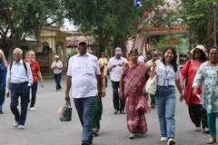 Đoàn khách du lịch Ấn Độ tham quan Việt Nam. (Ảnh: TTXVN)