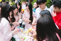 Học sinh thích thú khi tham gia Hội chợ Tết sẻ chia 2026.